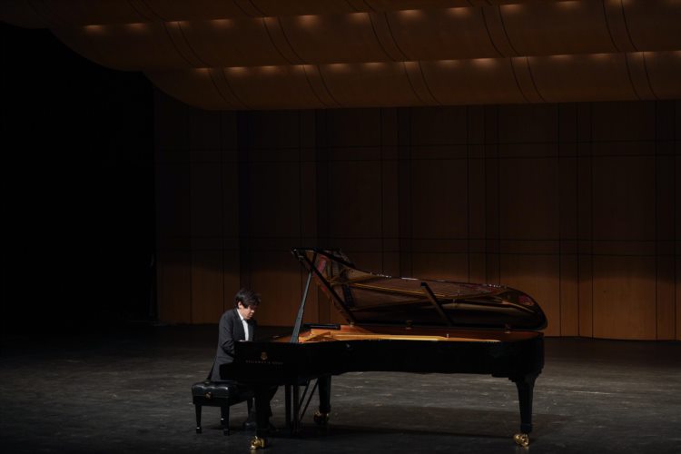 孙榆桐首秀上海，他的钢琴演奏让人既熟悉又陌生