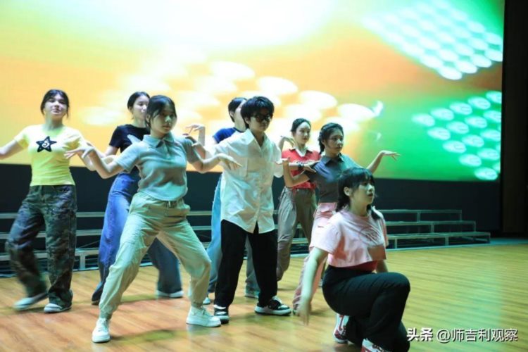 咸阳彩虹中学校园文化艺术节暨社团节艺术展演活动隆重开幕
