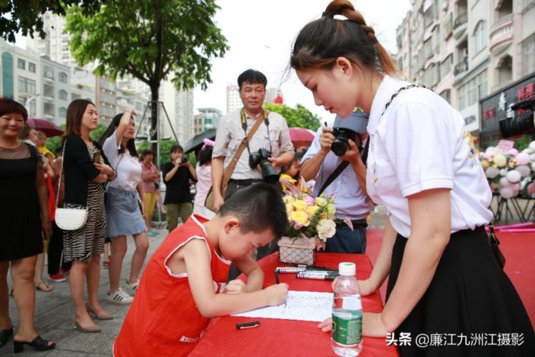 廉江：金喇叭明星主持培训机构今天开业了