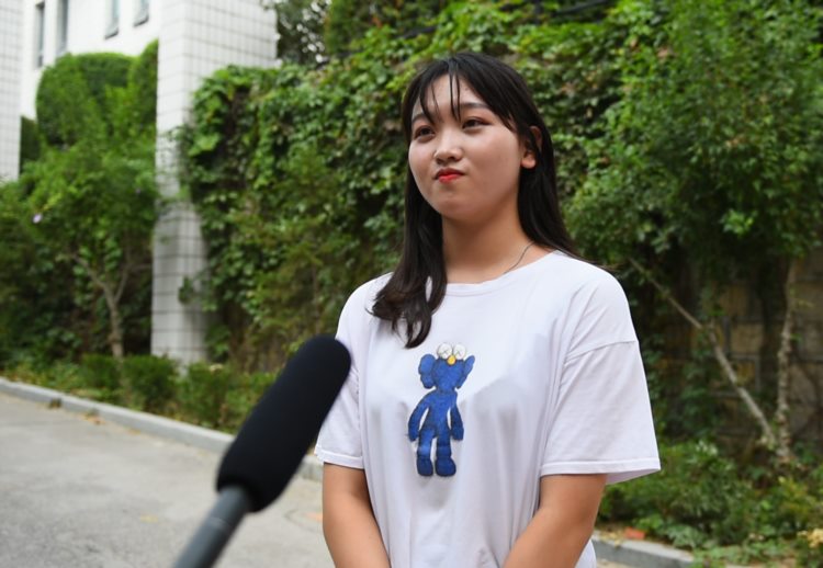 山艺新生报到美女云集！26岁退役军人来学舞蹈，最小美女妹妹只有16岁