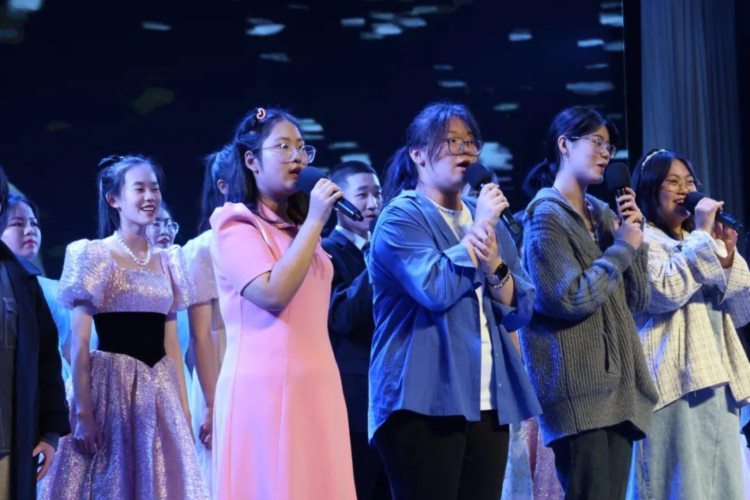 济南中学铁一校区举行“青春逐梦 唱响未来” 校园英语才艺大赛