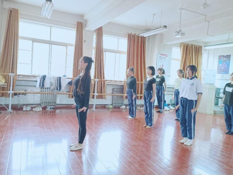 咸阳梦圆职业学校——中国舞赛前训练