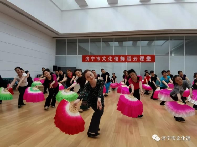 济宁市文化馆“舞蹈云课堂”开讲，文艺爱好者线上学跳舞