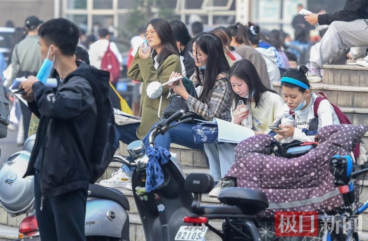 武汉12.89万人赶考教师资格证，报考人数创历史新高，考生规模居全国城市第一位