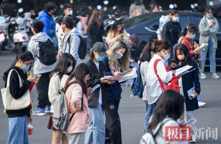 武汉12.89万人赶考教师资格证，报考人数创历史新高，考生规模居全国城市第一位