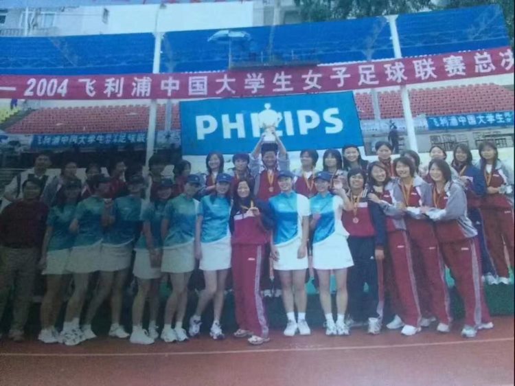 女足逆袭夺冠背后，一个大学俱乐部的非典型成功：在这里，王霜朱钰的第一身份永远是“学生”