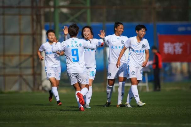女足逆袭夺冠背后，一个大学俱乐部的非典型成功：在这里，王霜朱钰的第一身份永远是“学生”