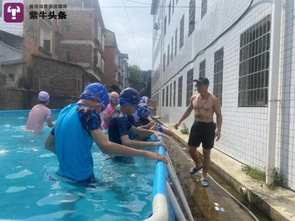 两位学生溺亡后，乡村体育教师花万元自建泳池，教孩子们游泳