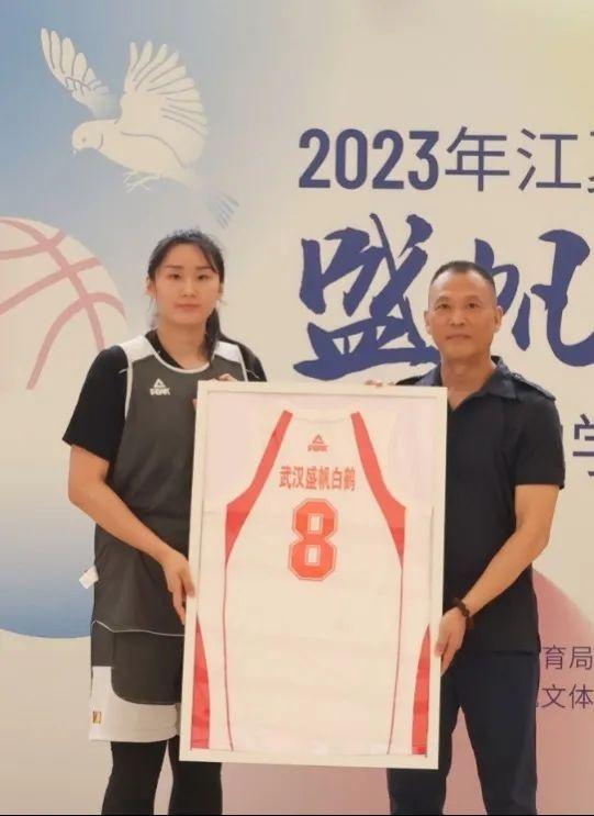武汉盛帆女篮成年队正式更名为武汉盛帆白鹤队