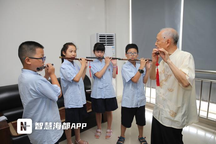 笛子、逗管、椰胡……老艺人义务开班，教孩子们学习“十番”音乐