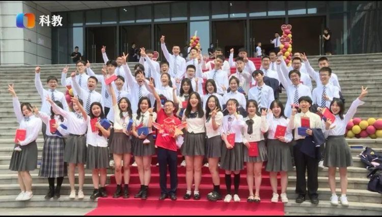 重庆市第一实验中学校举行高2022届18岁“成人礼”