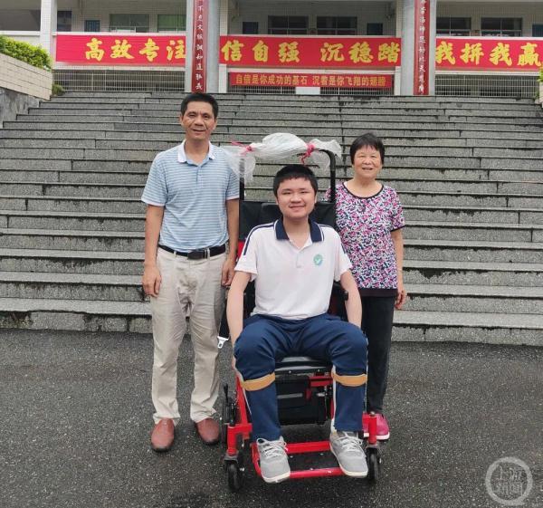 坐轮椅的罕见病男孩被广州大学录取，父亲盼望能陪读