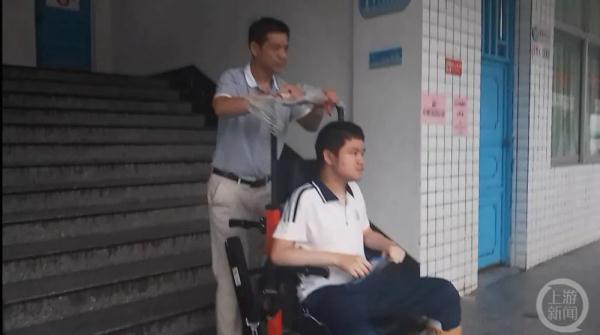 坐轮椅的罕见病男孩被广州大学录取，父亲盼望能陪读