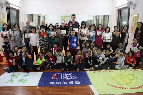 华尔街英语志愿者走进广州番禺区社区开启“特别课堂”