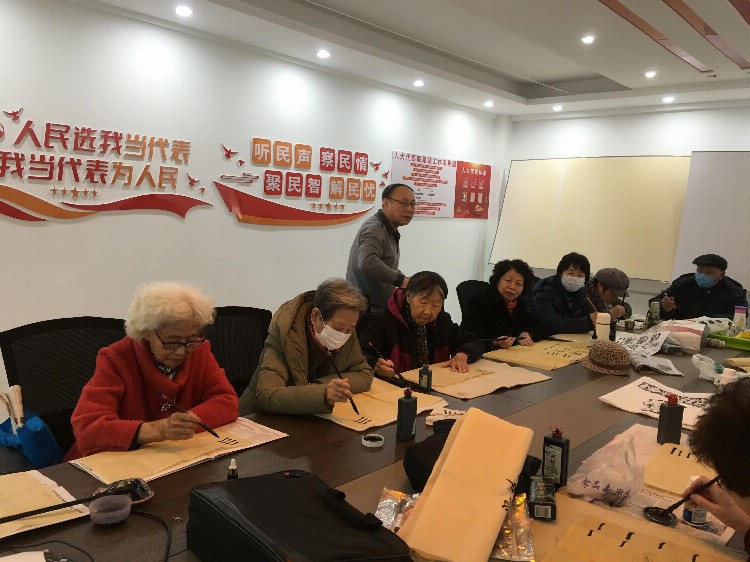 沈阳芙蓉山社区举办“墨香雅韵”老年书法公益课堂