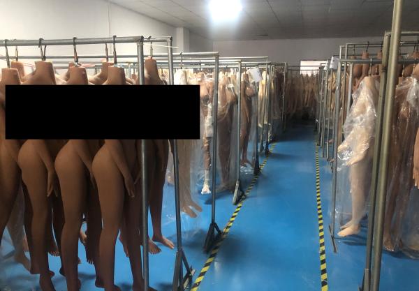 探访成人娃娃工厂：疫情期间德意等国出口大涨，可以私人定制