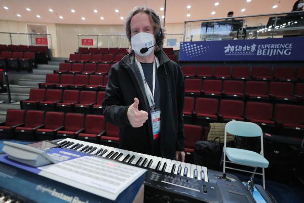 北京冬奥会｜这个美国人，用一天学会了弹奏《保卫黄河》