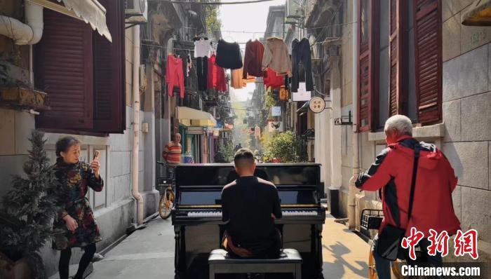 武汉“路上钢琴师”：用音乐温暖城市