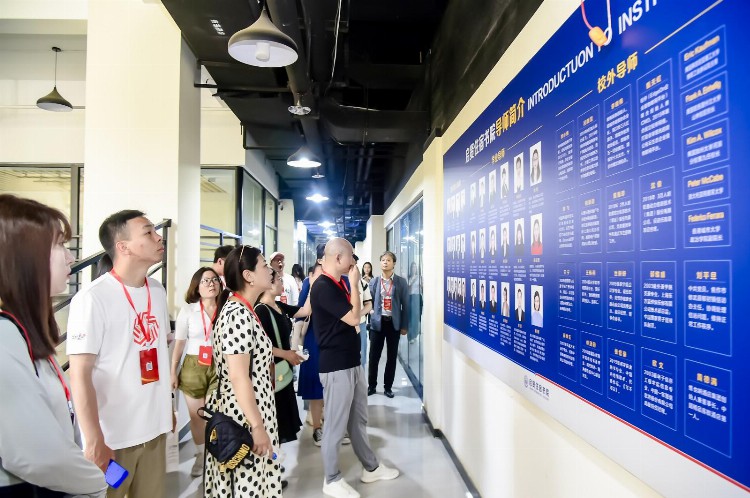 建设智慧校园、培养国际化人才 全国40余家主流网络媒体在郑州西亚斯学院感受不一样的大学