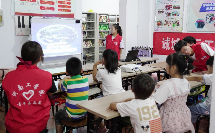 河南新乡：“彩虹课堂”托起孩子们的多彩暑假