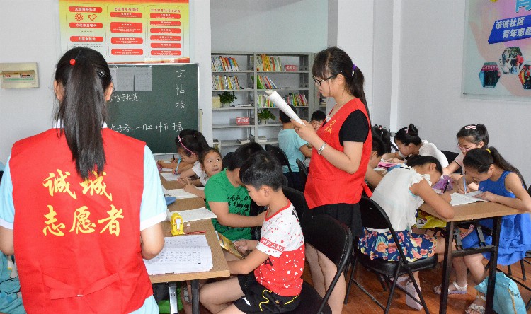 河南新乡：“彩虹课堂”托起孩子们的多彩暑假