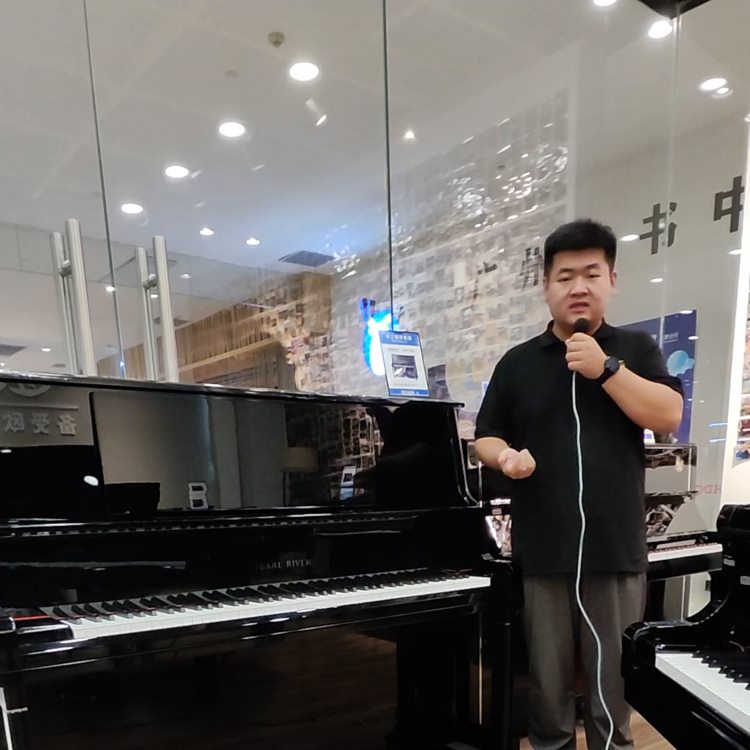 北京珠江钢琴全新BUP130B出口版本系列。整个钢琴的...