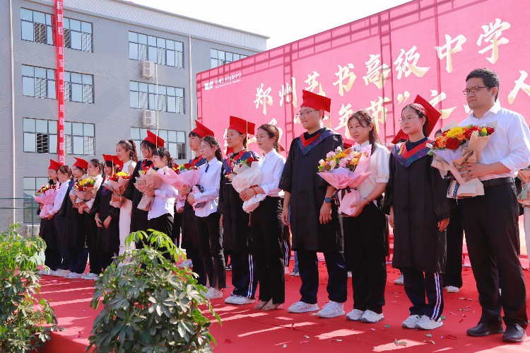郑州艺书高级中学：举办青年节系列活动之“成人礼”