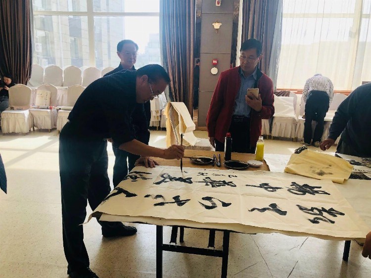 沈阳养老院｜金太阳养老中心竟这样开展书法笔会活动