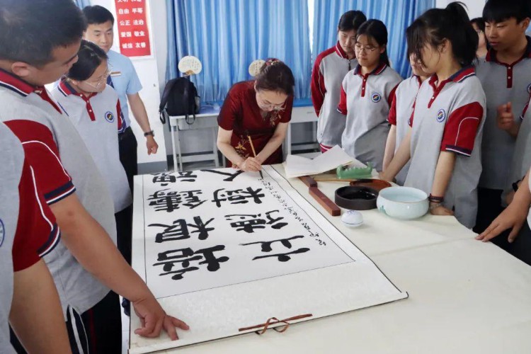 沈阳市书画教育研究会书画家到临沂鲁州高级中学开展书画教研活动
