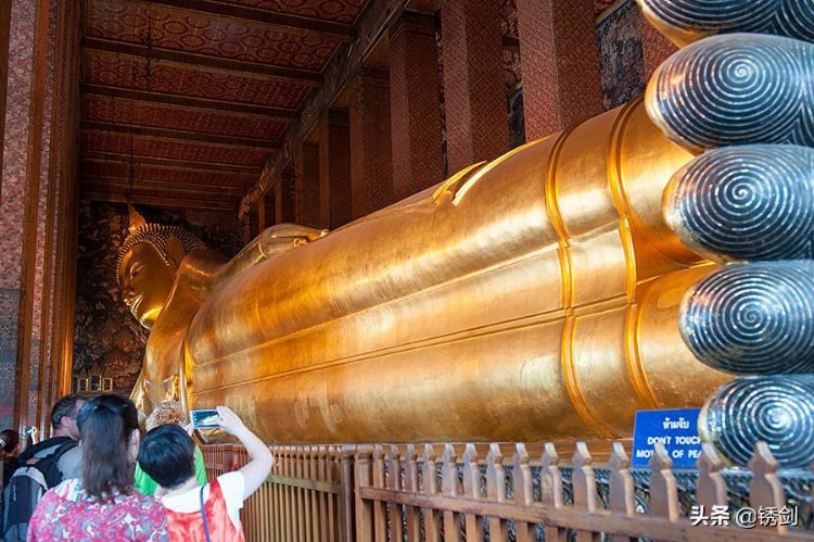 泰国最大的卧佛寺内暗藏着最正宗的泰式按摩学校，对外营业