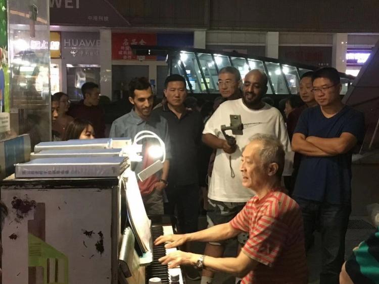 深圳华强北每晚弹钢琴的网红爷爷：63年“琴生”，想找传承人