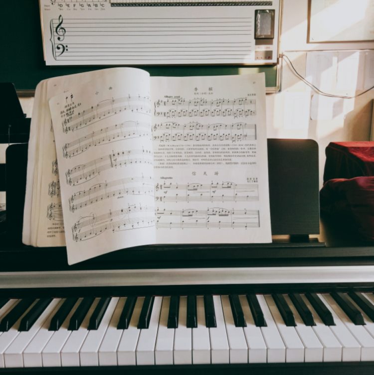 成人弹钢琴应该学流行还是学古典？