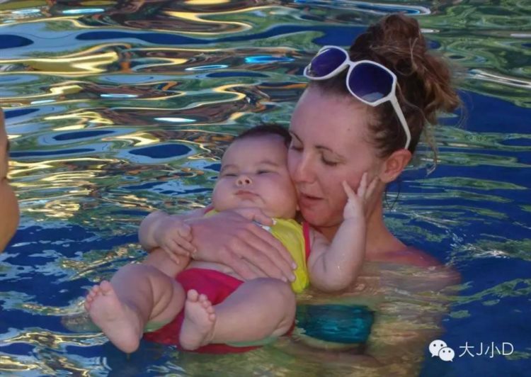 高端亲子游泳课的15个经典动作，平时都可以和宝宝一起做