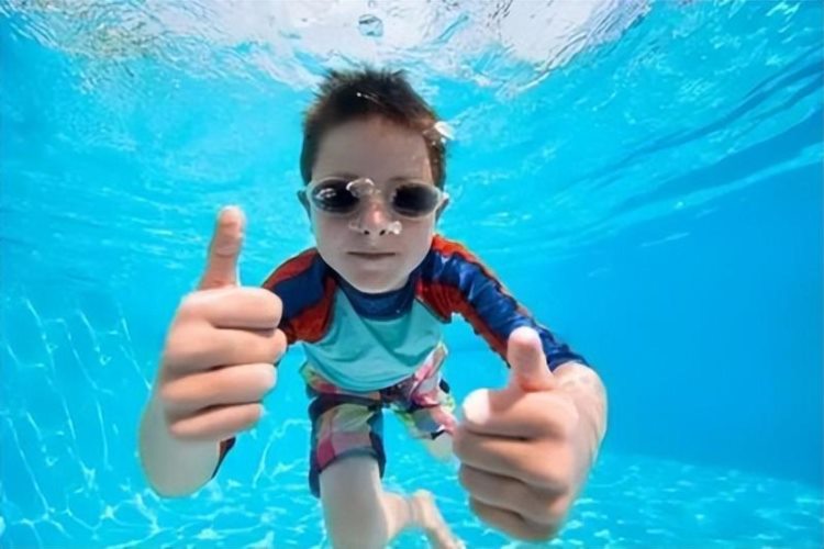 暑假来了，游泳速成班真的适合每一个孩子吗？