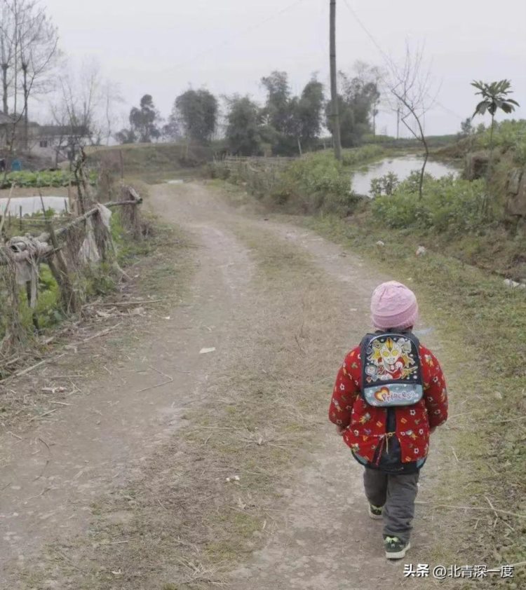 拦下法律红线边缘的留守少年：13岁少年烧自家草房，初一女生检出怀孕，学者称缺的不是法律是落实