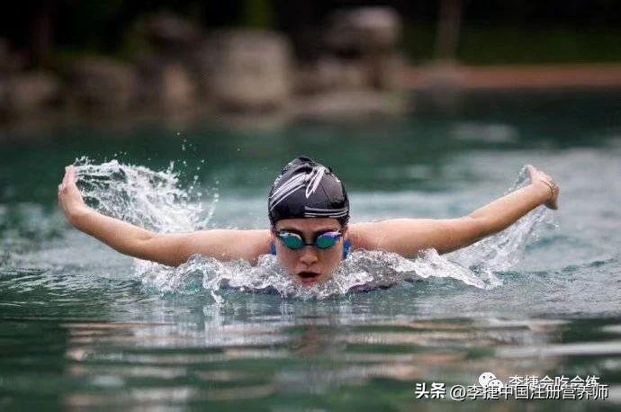 成人自学游泳，一定要先把陆地模仿动作练正确，下水才有可能正确