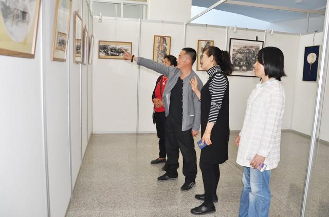 小石头艺术培训学校举办首届师生美术作品展，180幅师生作品阐释“根植与回报”