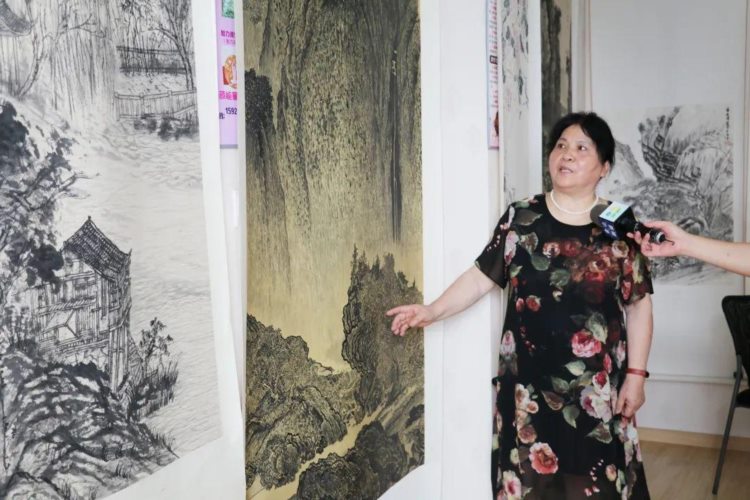 70岁上海阿婆拿到中国美院书画双学位，曾在教室搭帐篷过夜