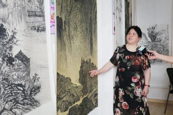 了不起！70岁上海阿婆拿到中国美院书画双学位，曾在教室搭帐篷过夜