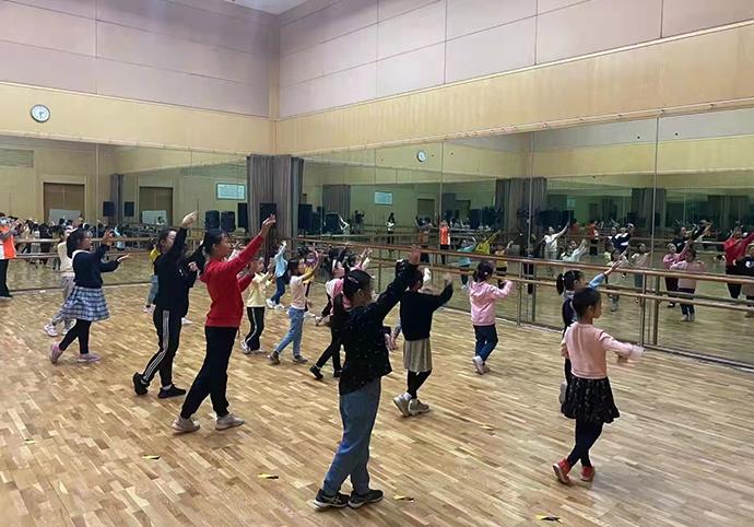 上海市群艺馆推出周末美育课堂春季课程，让家长体会“共学”