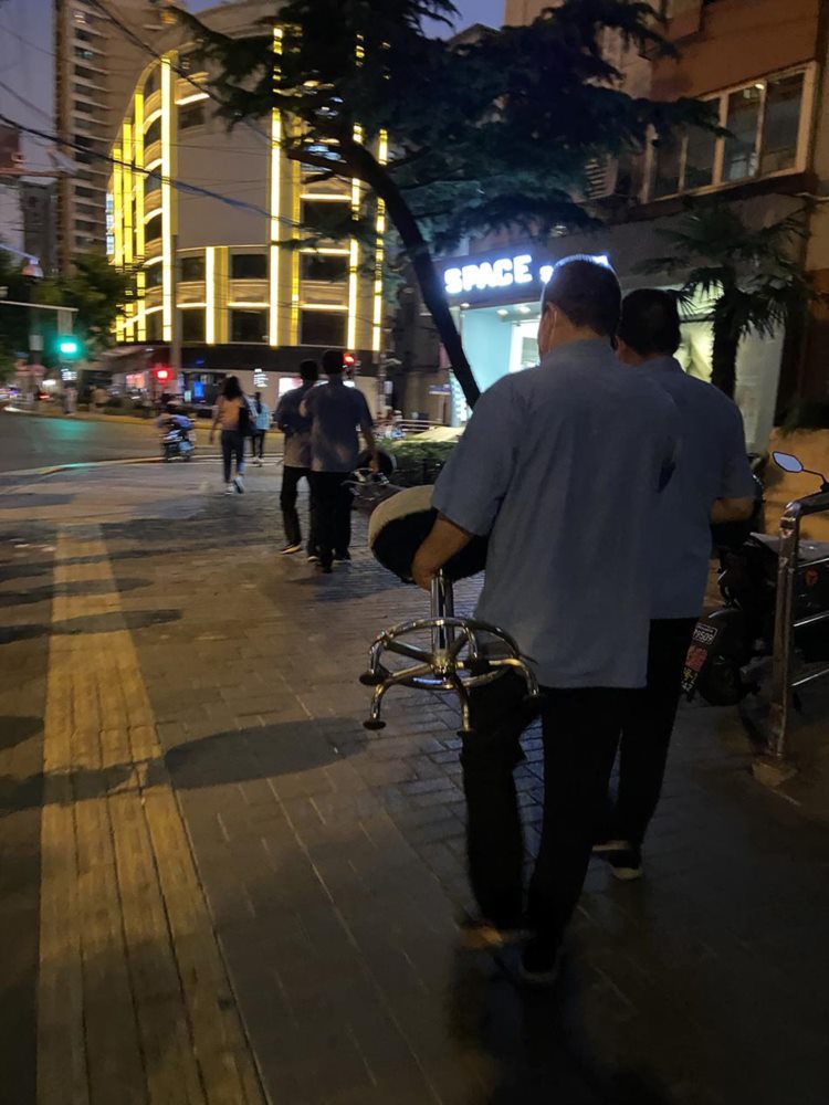 上海盲人按摩店艰难重启：被封地下室两月，开业后无生意可做，街头摆摊日赚60