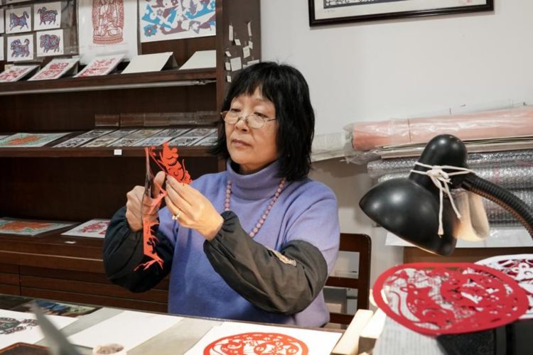 非遗传承需要新生力量，上海有一家“现代剪纸艺术馆”正探索新路
