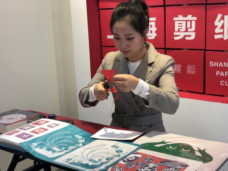 非遗传承需要新生力量，上海有一家“现代剪纸艺术馆”正探索新路