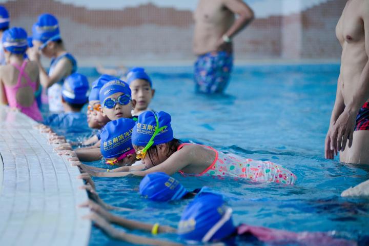 为游泳项目“扫盲”，这个游泳公益培训班年年盛夏和杭州人相约