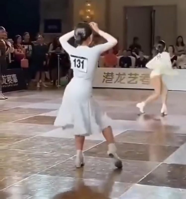深圳一女孩拉丁舞比赛现场连续两次干扰竞争对手，故意成分较大