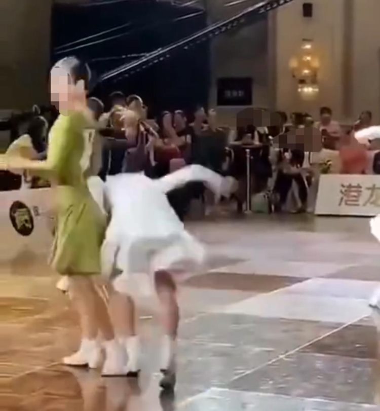 深圳一女孩拉丁舞比赛现场连续两次干扰竞争对手，故意成分较大