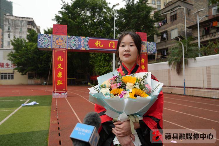 藤县中学举行北京燃气第四届国学文化进校园活动暨广西藤县中学2023届学生成人礼