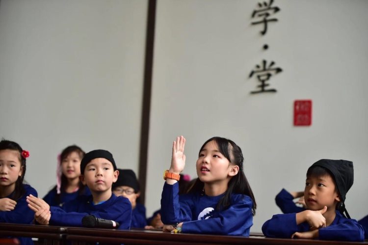 重庆某高端小区给小业主开汉服国学班，首日举办拜师礼太萌啦！