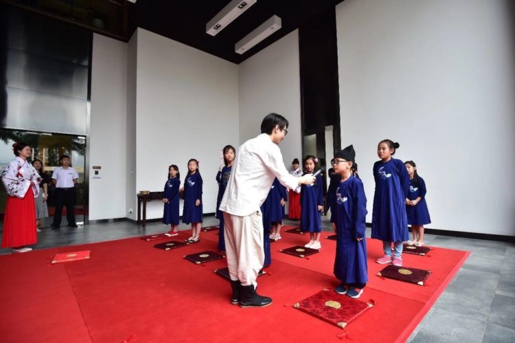重庆某高端小区给小业主开汉服国学班，首日举办拜师礼太萌啦！