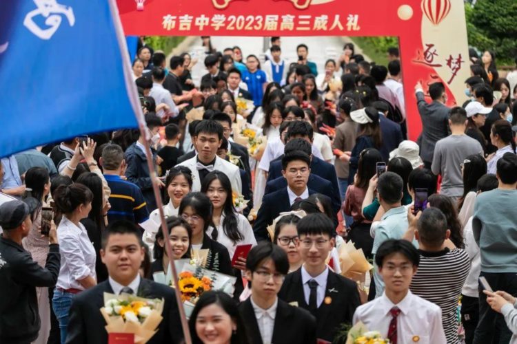 深圳市龙岗区布吉中学隆重举办2023届高三成人礼活动